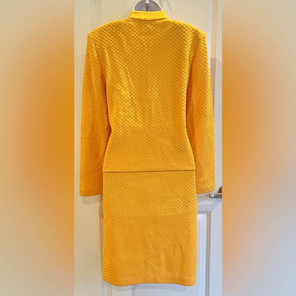 St. John Tangerine Textured Knit, Mandarin Collar, Chain Detail Suit, Size 6 - Picture 2 of 5